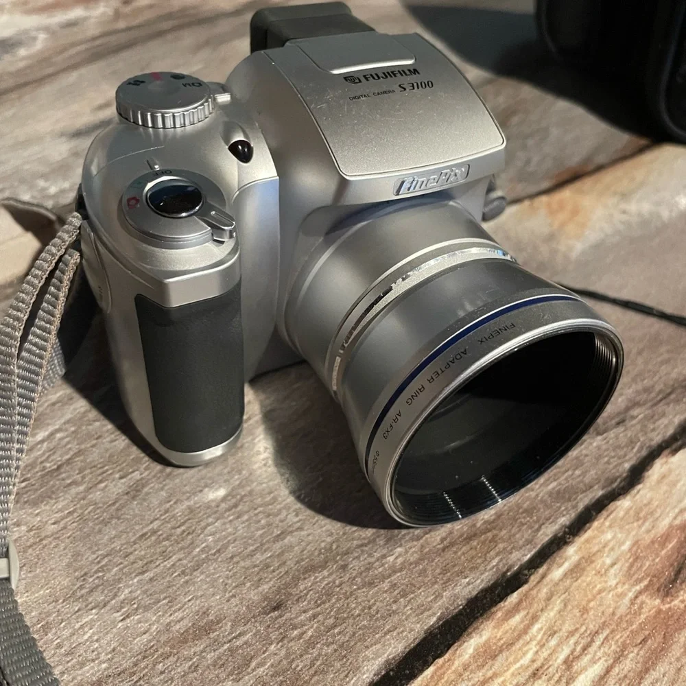 FINEPIX S3100 Digital Camera 6 times Zoom 4.0 MP Olympus XD Card. Case. Manual.